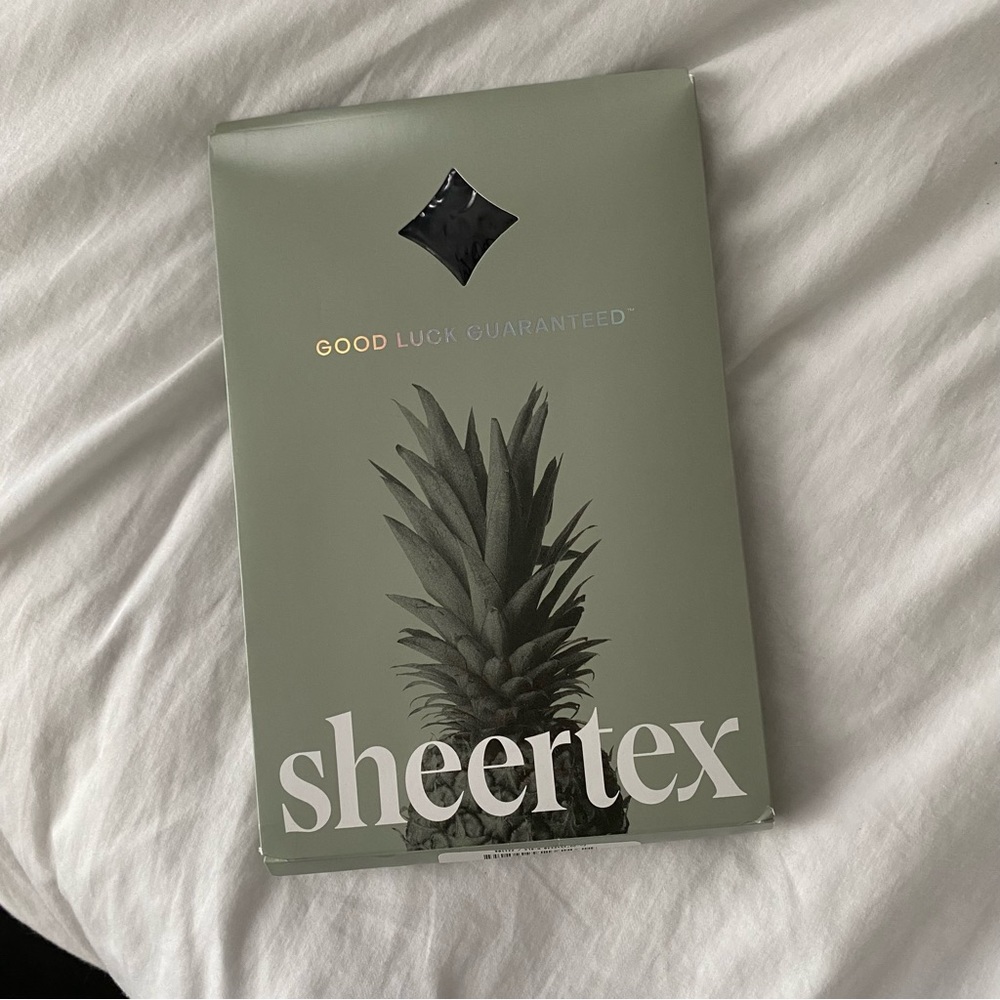 NWT unopened Sheertex polka dot tights, size medium